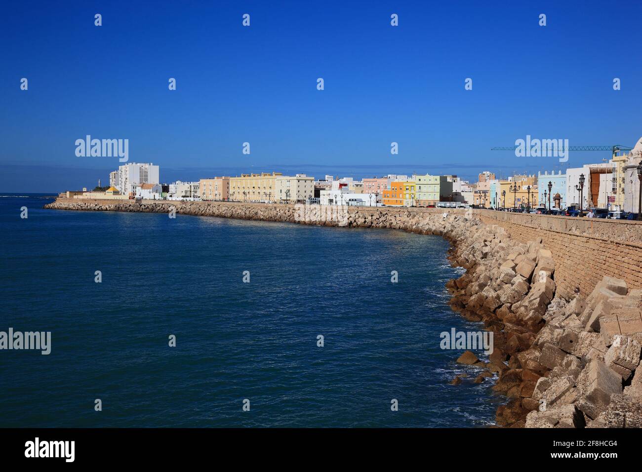 España, Andalucía, la ciudad de Cádiz, edificaciones el casco antiguo en la carretera de la orilla del lago Foto de stock