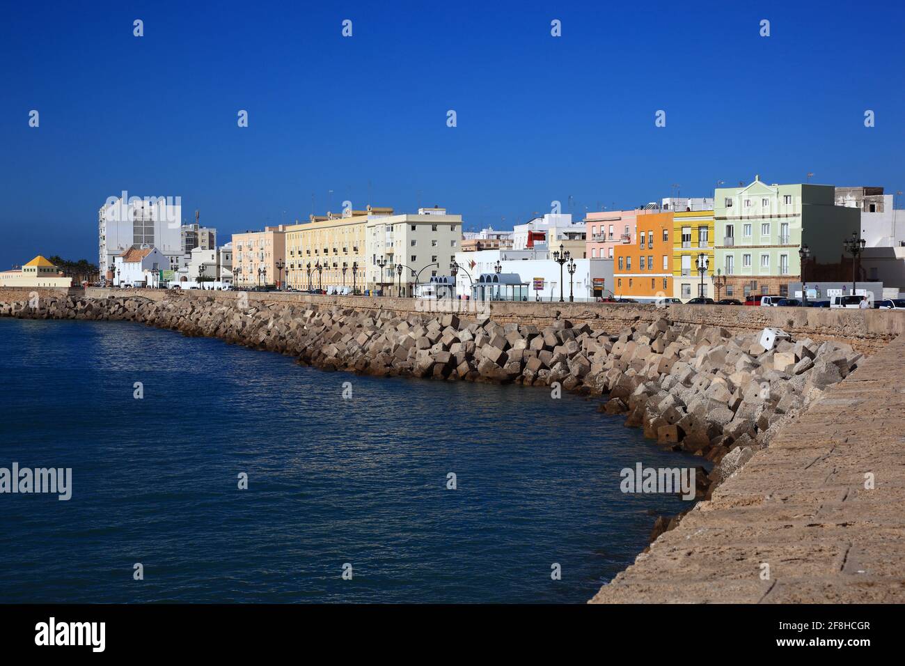 España, Andalucía, la ciudad de Cádiz, edificaciones el casco antiguo en la carretera de la orilla del lago Foto de stock