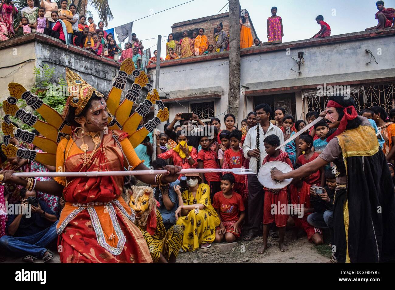 Bardhaman, India. 13th de Abr de 2021. Los cosplayers son vistos interpretando la historia mitológica hindú durante el festival Gajan. Gajan es un festival hindú que se celebra principalmente en Bengala Occidental, así como en la parte sur de Bangladesh. El festival está asociado a la devoción del Señor Shiva. La gente celebra realizando rituales como la pintura de la cara y el cosplaying. Los devotos se visten como personajes mitológicos hindúes y realizan varias historias mitológicas puerta a puerta. (Foto de Tamal Shee/SOPA Images/Sipa USA) Crédito: SIPA USA/Alamy Live News Foto de stock