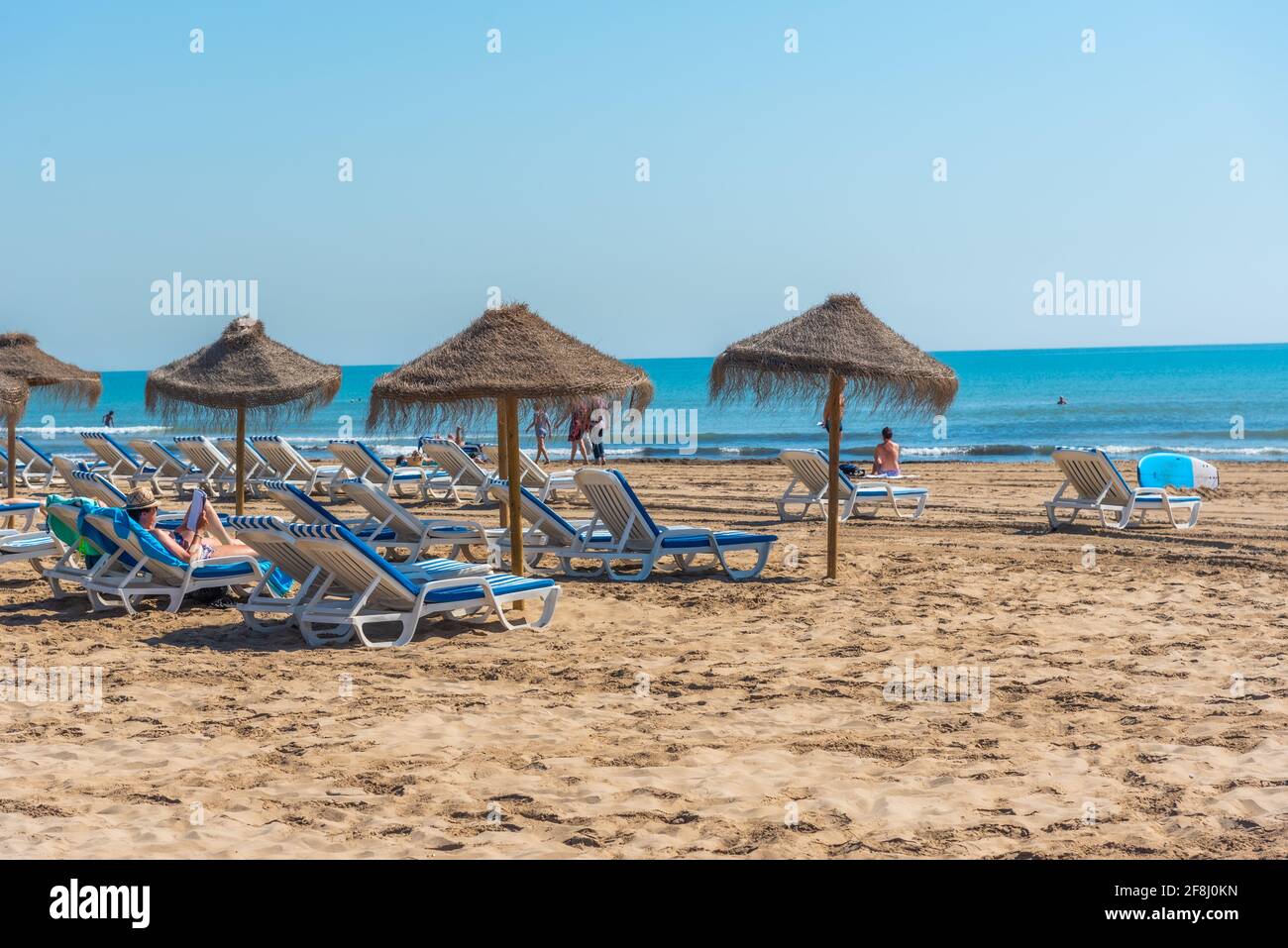 Hamacas y sombrillas en una playa de Valencia, España Fotografía de stock -  Alamy