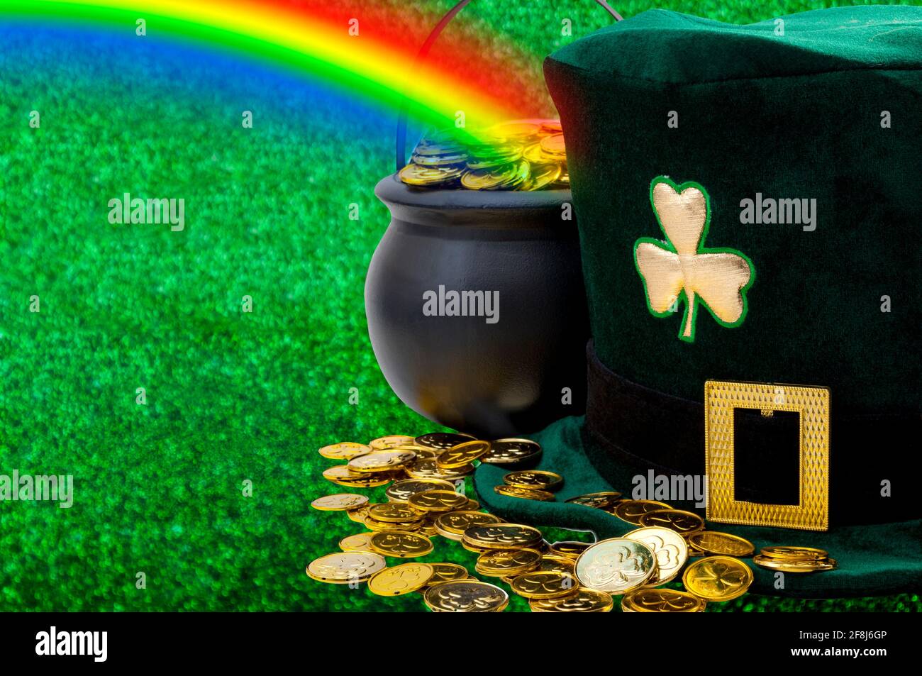 Meme de marzo y Happy St patrick's day concepto con verde gracioso leprechaun sombrero con shamrock, olla de oro al final del arco iris y el dorado disperso Foto de stock