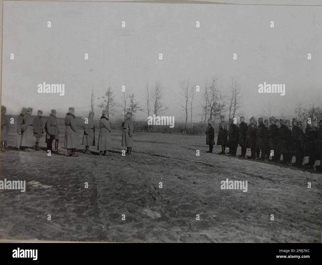 Inspección del Regimiento de Infantería de 90th por el archiduque Karl, recibiendo el mensaje del comandante del batallón de 3rd, febrero de 1916. Foto de stock