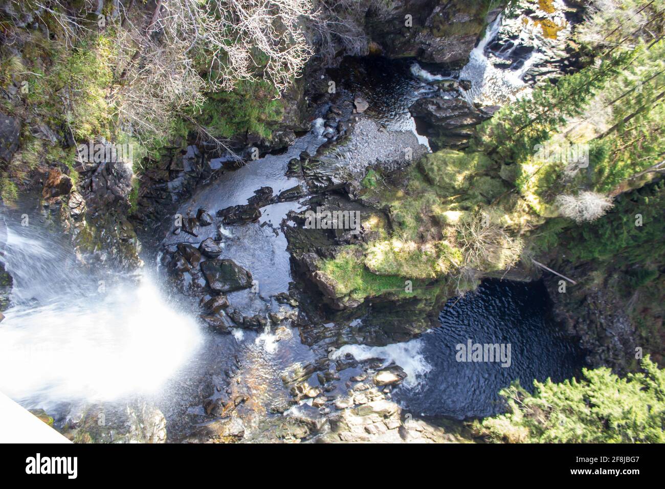 Las majestuosas cataratas de Plodda, donde se desploman en un profundo barranco en Glenn African, Escocia, como se ve desde la parte superior de las cataratas Foto de stock
