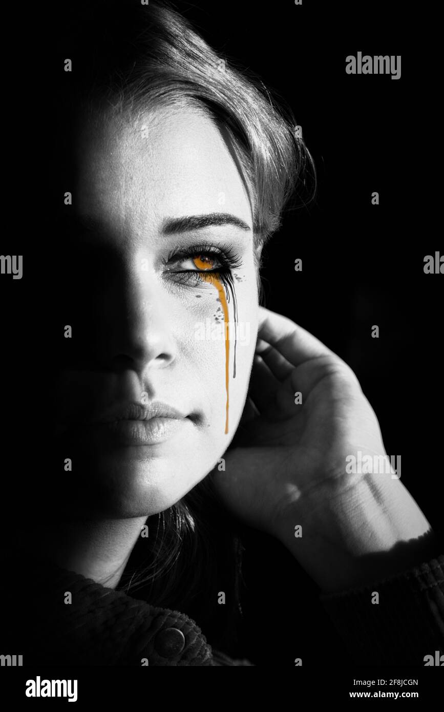 Woman crying mascara running fotografías e imágenes de alta resolución