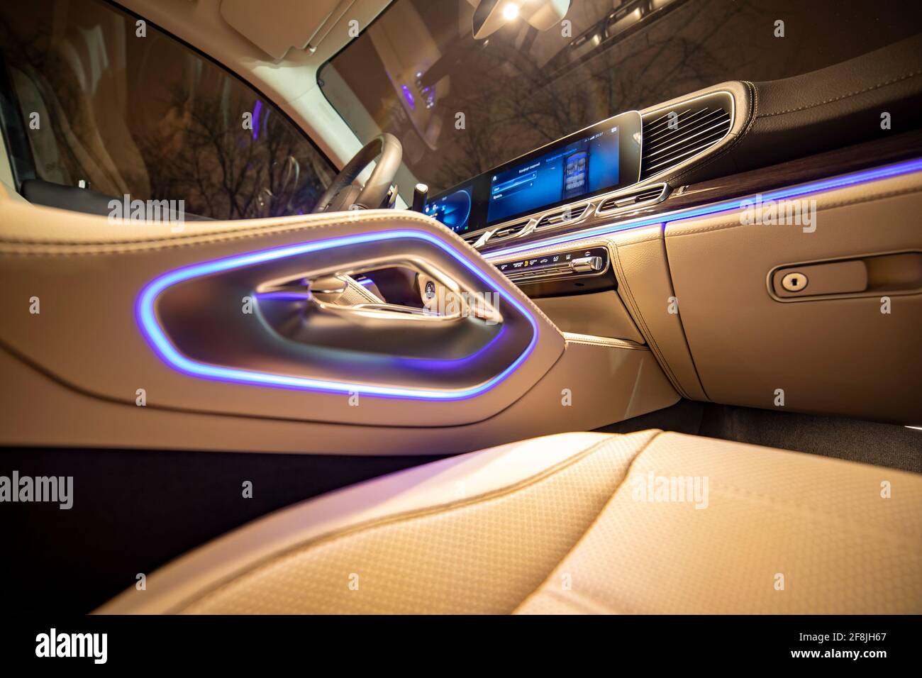 Luz ambiente interior del coche fotografías e imágenes de alta resolución -  Alamy