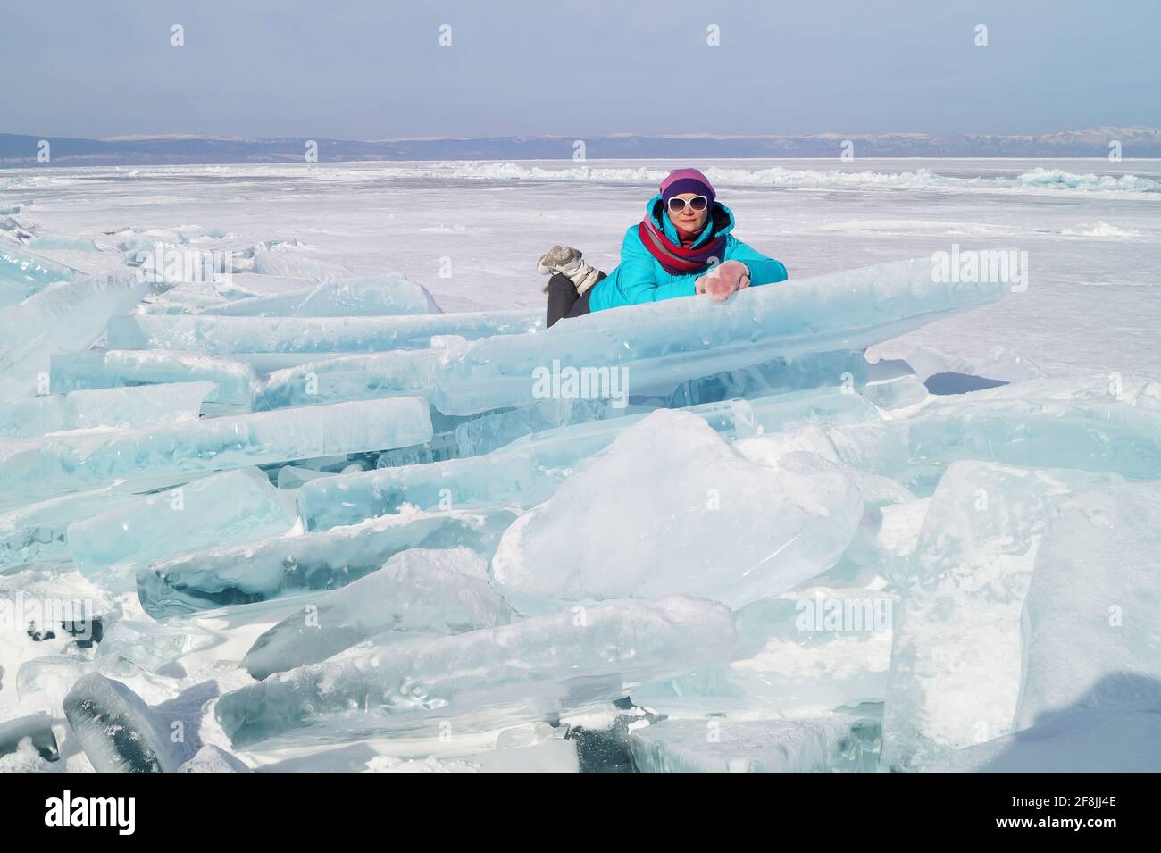 Una mujer de 35-40 años yace sobre un hielo hummock en el hielo Foto de stock