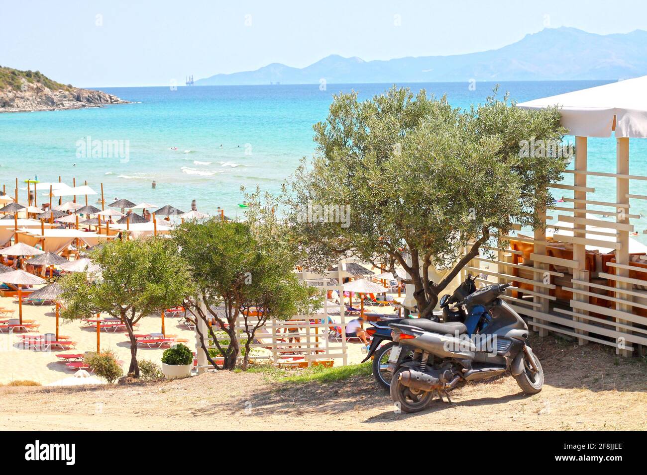 La playa de Ammolofoi es la más popular y hermosa del norte de Grecia. Situado a unas 1km de N. Peramos, cerca de Kavala. Foto de stock