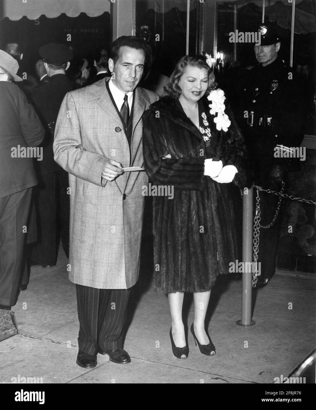 HUMPHREY BOGART y su esposa MAYO MATOT de 3rd llegaron Los Premios anuales de la Academia 16th el 2nd 1944 de marzo en Grauman's Chinese Theatre en Hollywood, cuando Bogart era el mejor Actor nominado para CASABLANCA (1942) Foto de stock