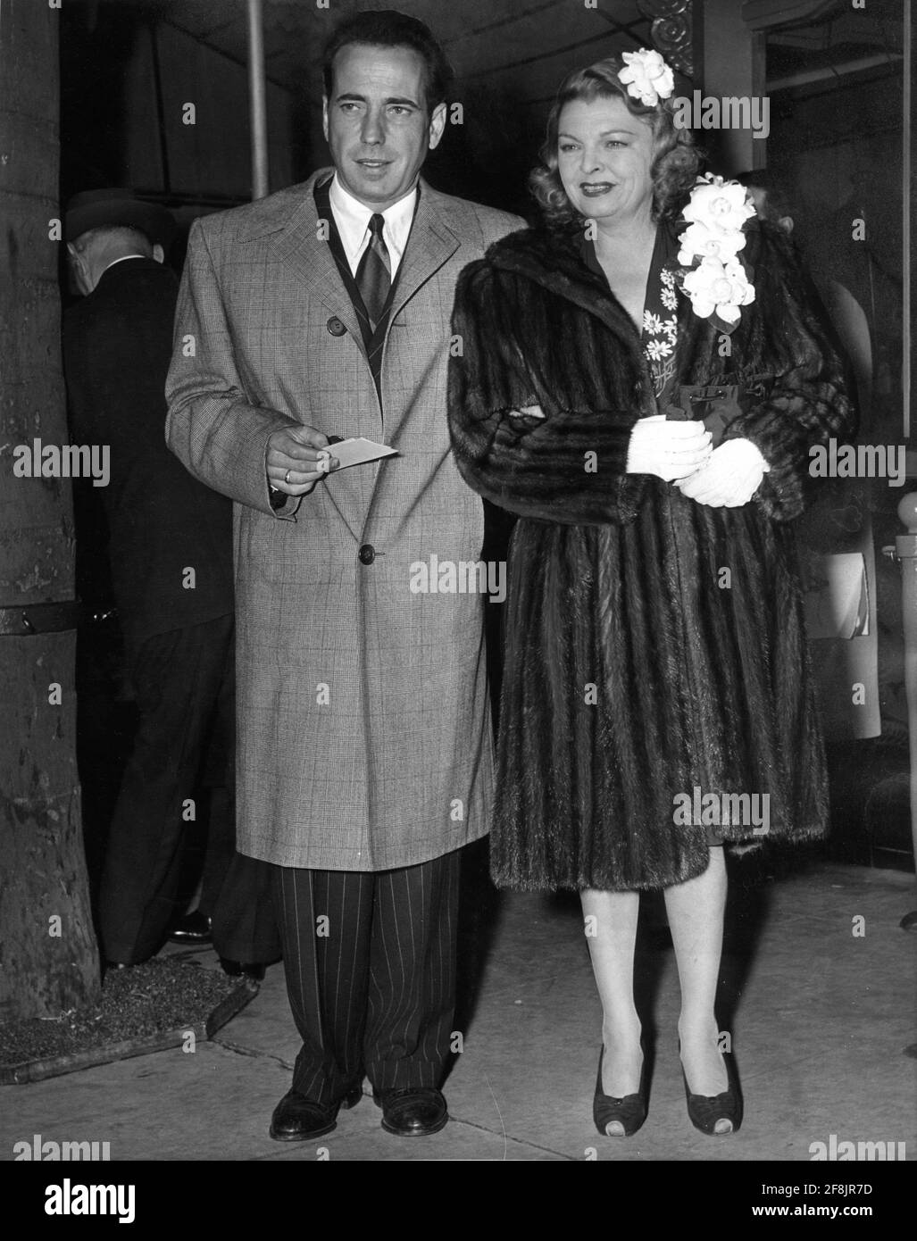 HUMPHREY BOGART y su esposa MAYO MATOT de 3rd llegaron Los Premios anuales de la Academia 16th el 2nd 1944 de marzo en Grauman's Chinese Theatre en Hollywood, cuando Bogart era el mejor Actor nominado para CASABLANCA (1942) Foto de stock