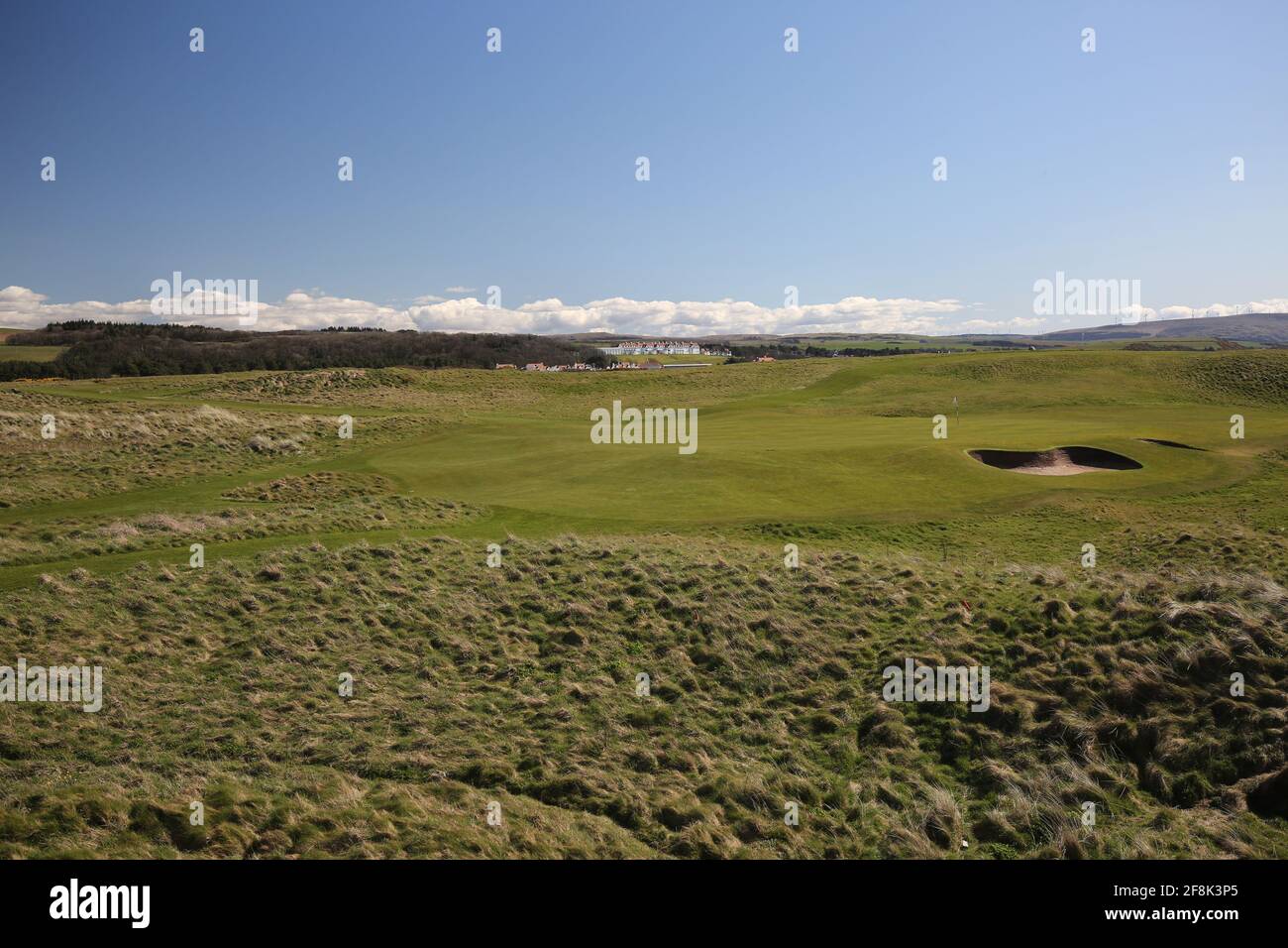 Scotland, Ayrshire Turnberry Ailsa Course 12 de abril de 2021. El 9th Hole conocido como Bruce's Castle . Un desafiante par de 3 hoyos junto al emblemático faro Foto de stock
