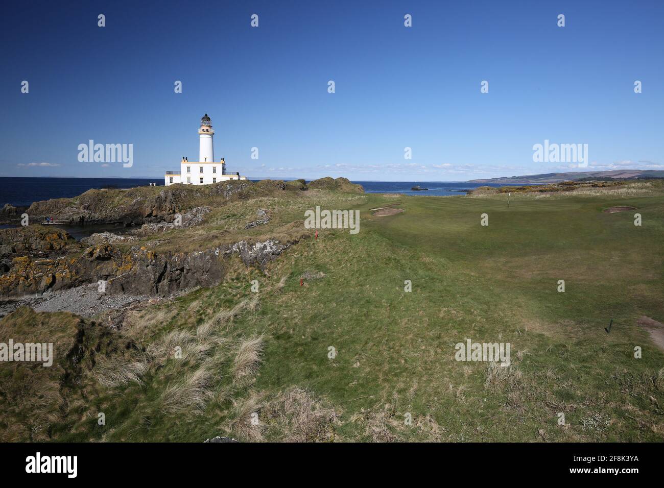 Scotland, Ayrshire Turnberry Ailsa Course 12 de abril de 2021. El 9th Hole conocido como Bruce's Castle . Un desafiante par de 3 hoyos junto al emblemático faro Foto de stock