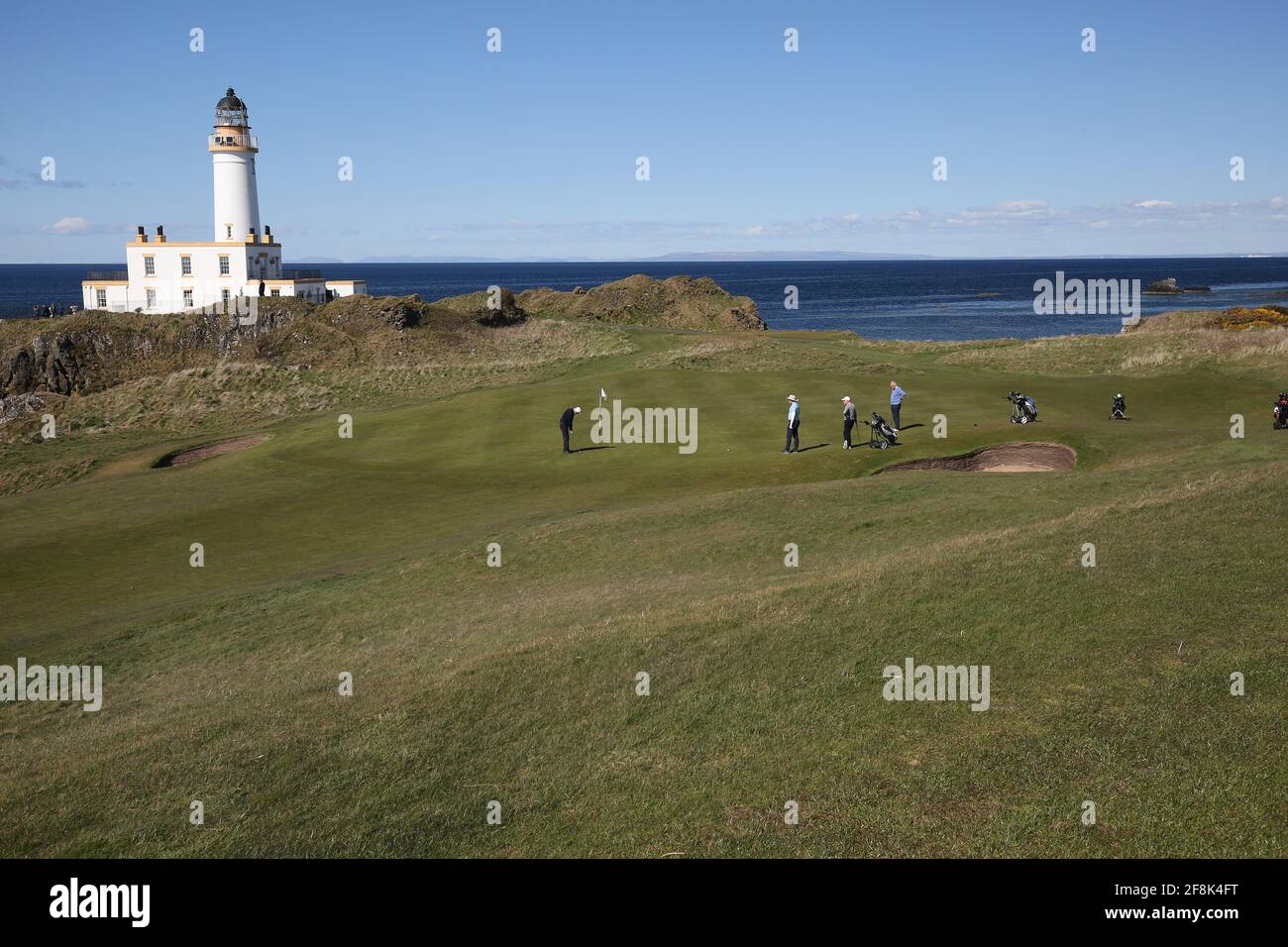 Scotland, Ayrshire Turnberry Ailsa Course 12 de abril de 2021. El 9th Hole conocido como Bruce's Castle . Un desafiante par de 3 hoyos junto al emblemático faro Foto de stock