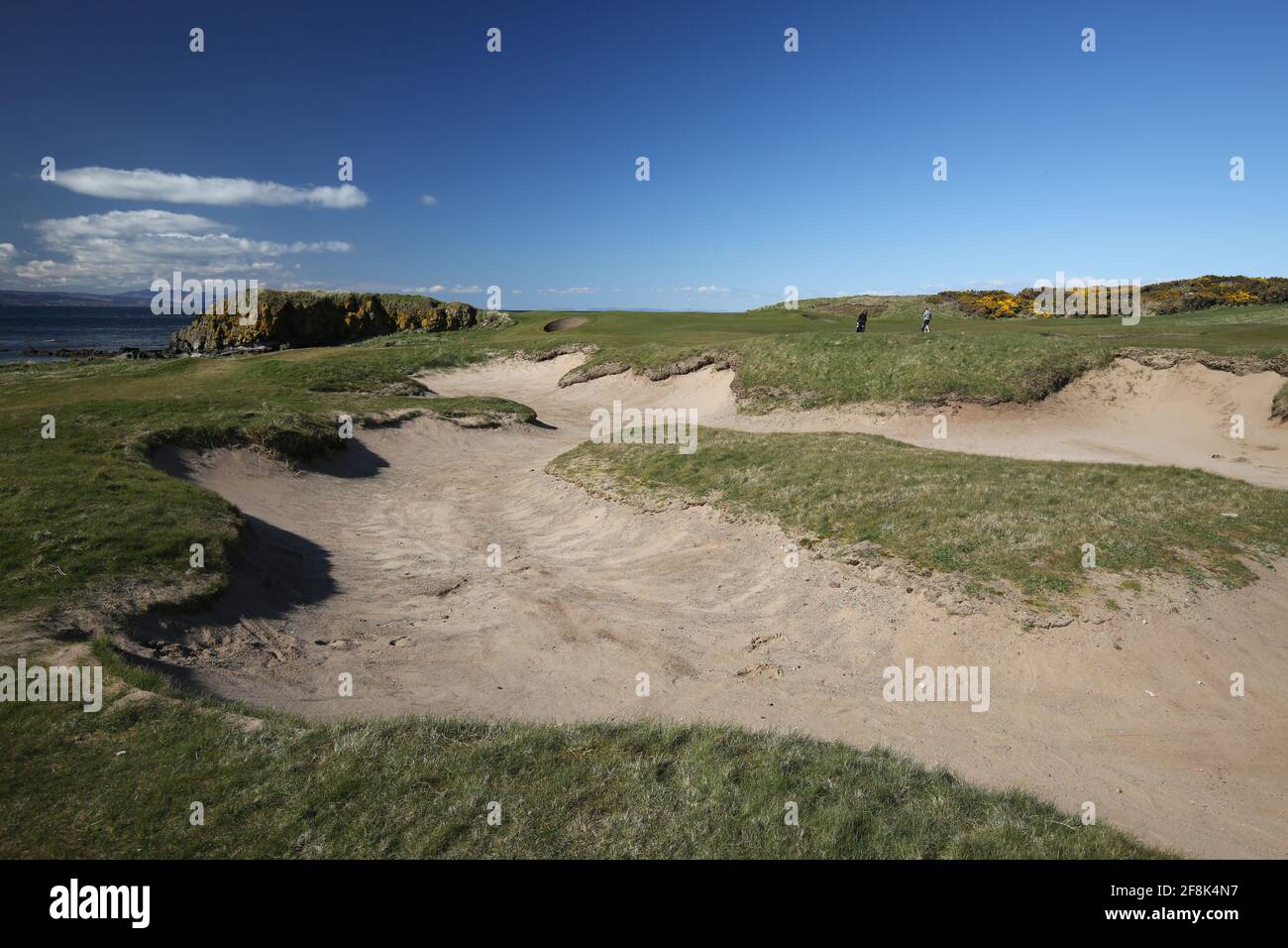 Scotland, Ayrshire Turnberry Golf Ailsa Course 12 de abril de 2021. El agujero de 10th conocido como Dinna Fouter. Bunkers defensa del verde Foto de stock