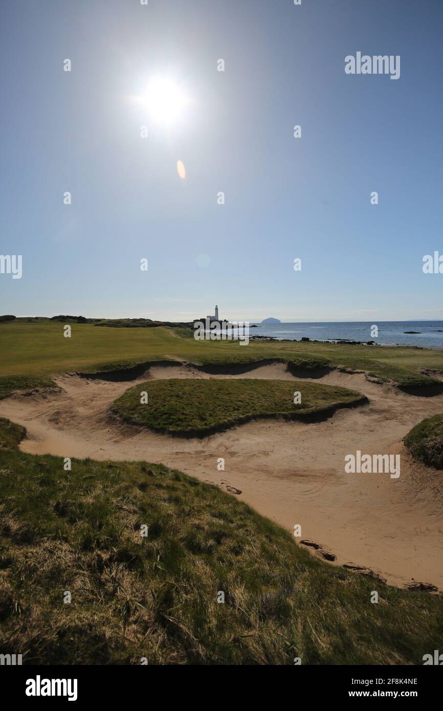 Scotland, Ayrshire Turnberry Golf Ailsa Course 12 de abril de 2021. El agujero de 10th conocido como Dinna Fouter. Bunkers defensa del verde Foto de stock