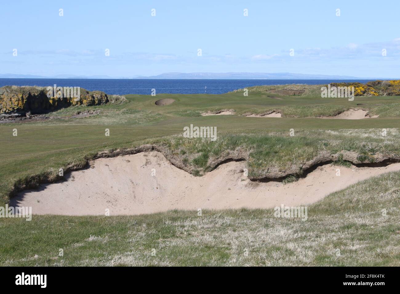 Scotland, Ayrshire Turnberry Golf Ailsa Course 12 de abril de 2021. El agujero de 10th conocido como Dinna Fouter. Bunkers defensa del verde Foto de stock