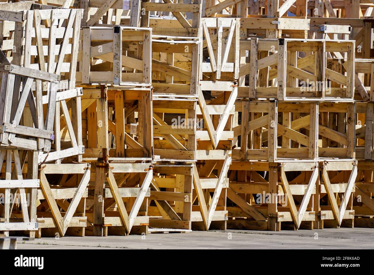 una pila grande de cajas de embalaje de madera usadas como un concepto de  uso despilfarrador de la madera Fotografía de stock - Alamy