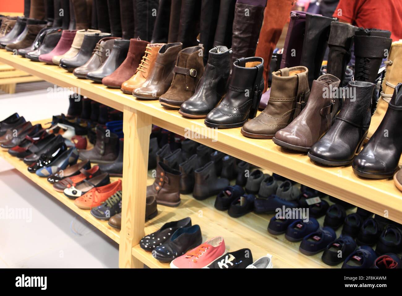 Botas de invierno para mujer en un estante de la tienda Fotografía de stock  - Alamy