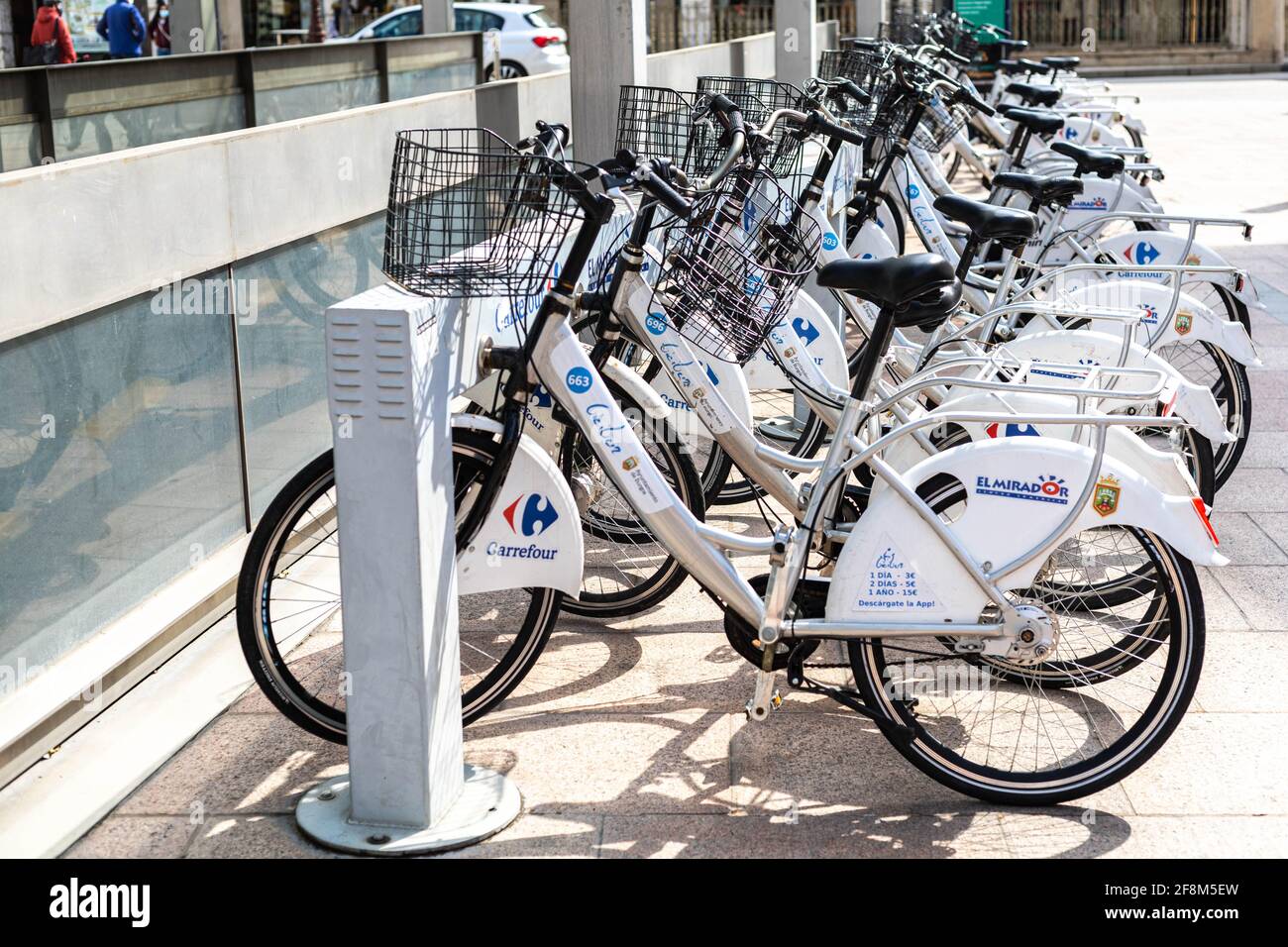 cigarro entusiasta Desnatar BURGOS, ESPAÑA - 9 de abril de 2021: Bicicletas blancas para alquiler o uso  por ciudadanos de Burgos en España financiadas por publicidad y como  movilidad urbana Fotografía de stock - Alamy