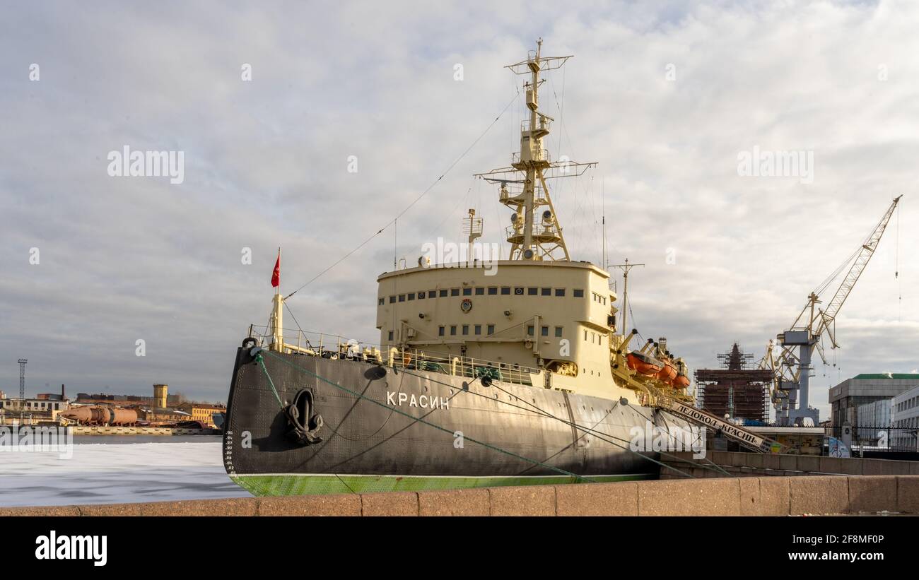 Rompehielos Krassin, utilizado para explorar el Ártico y el océano norte, amarrado y sentado en el hielo del río Neva, ahora un museo, San Petersburgo, Rusia Foto de stock