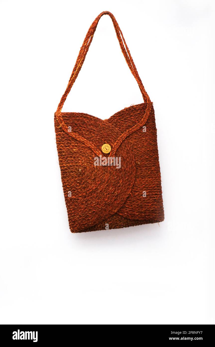 Bolsa de paja de colores para ir de compras sobre fondo blanco, hermosa bolsa femenina, objeto de playa Foto de stock