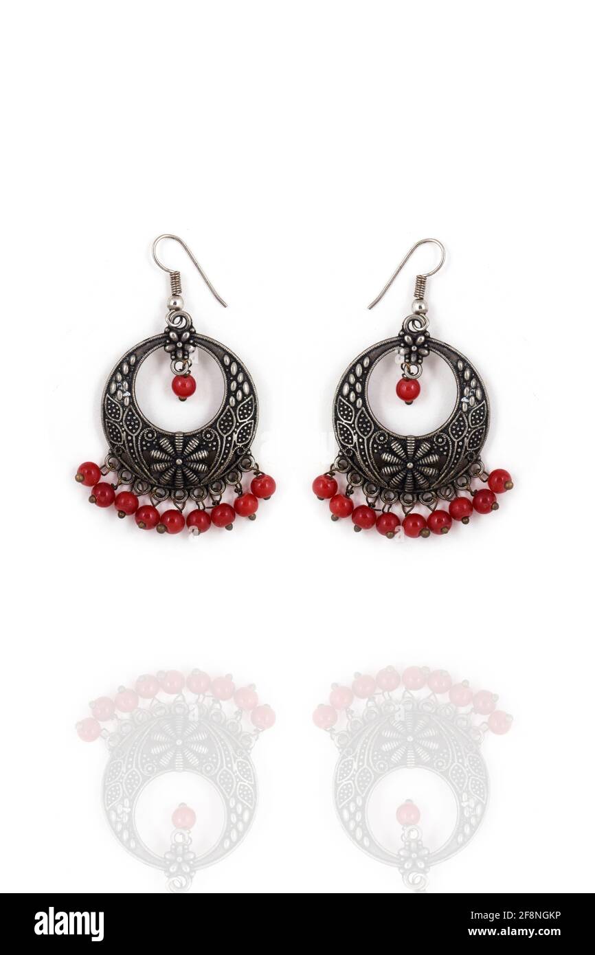 Pendientes oxidados de plata estilo étnico indio, con estilo con cuentas rojas, pendientes Jhumka, pendientes de gota colgantes Foto de stock
