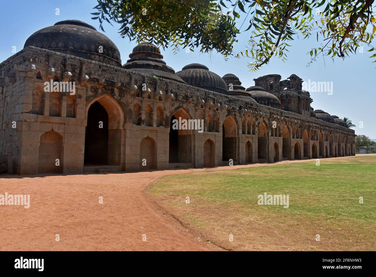 Ruinas antiguas de los establos de elefantes reales en Hampi del siglo 14th reino de Vijayanagara la antigua ciudad de Vijayanagara, Hampi, Karnataka, India Foto de stock