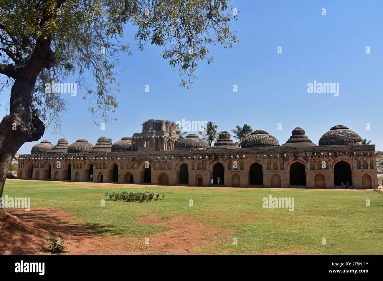 Ruinas antiguas de los establos de elefantes reales en Hampi del siglo 14th reino de Vijayanagara la antigua ciudad de Vijayanagara, Hampi, Karnataka, India Foto de stock