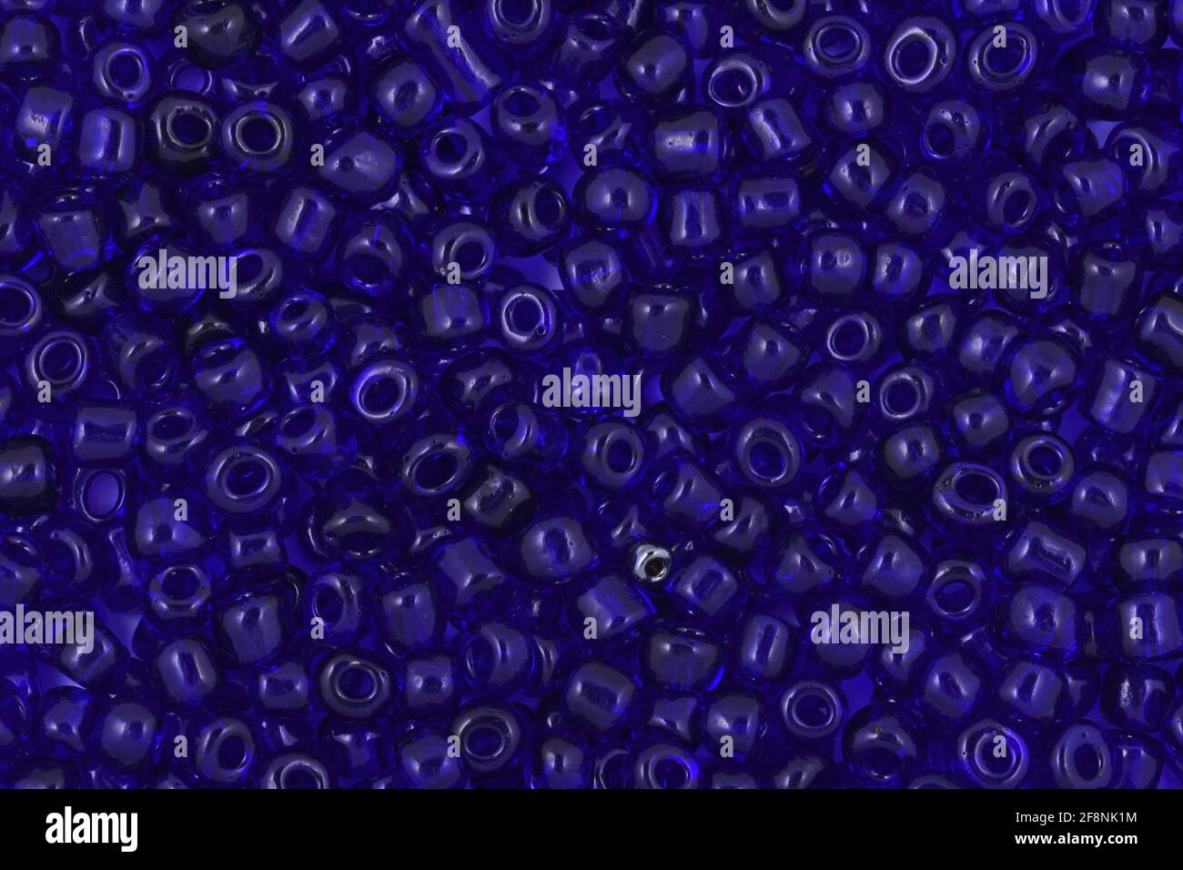 Blue Glass Seed Bead Fondo, fondo blanco Fondo primer plano, macro, hacer collar de abalorios Foto de stock