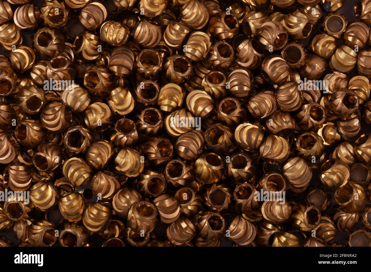 Cuentas de oro cerca de fondo Foto de stock