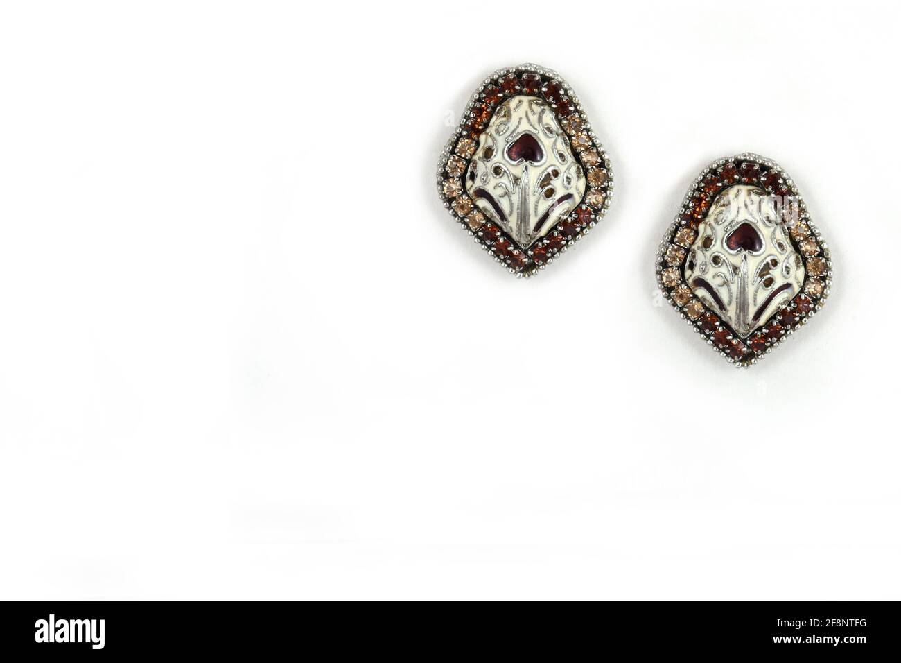 Pendientes de plata con diamante sobre fondo blanco Foto de stock