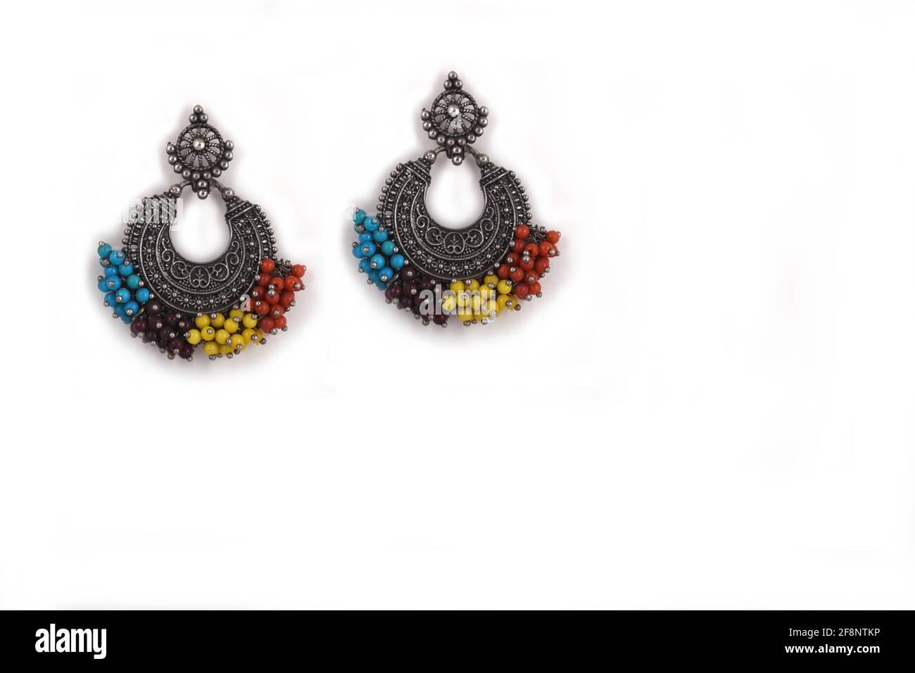Pendientes oxidados de plata estilo étnico indio, con estilo con cuentas multicolores, pendientes Jhumka, pendientes colgantes Foto de stock