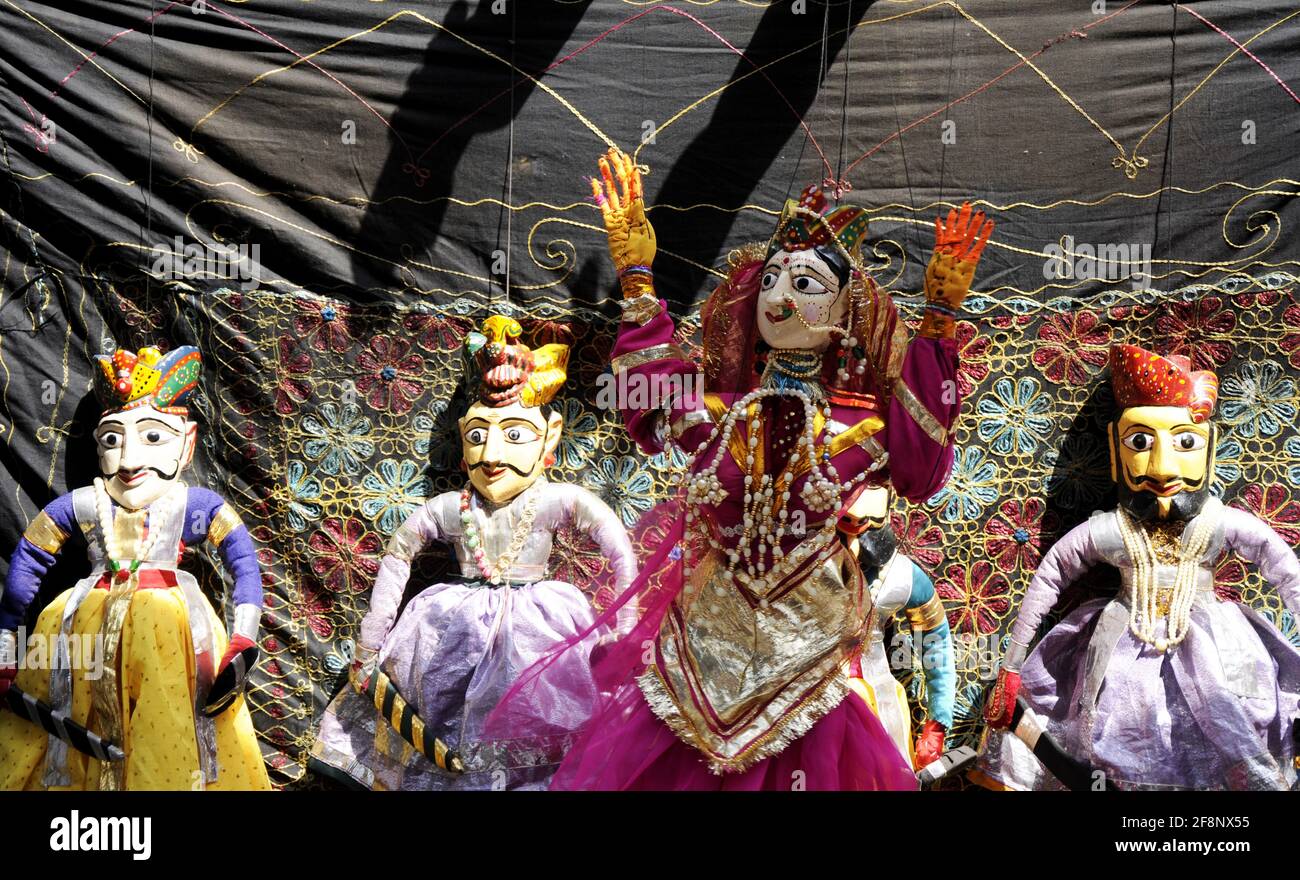 Coloridas muñecas de marionetas Rajasthani de Jaisalmer Traditional títeres shows in Rajasthan atracción turística Foto de stock