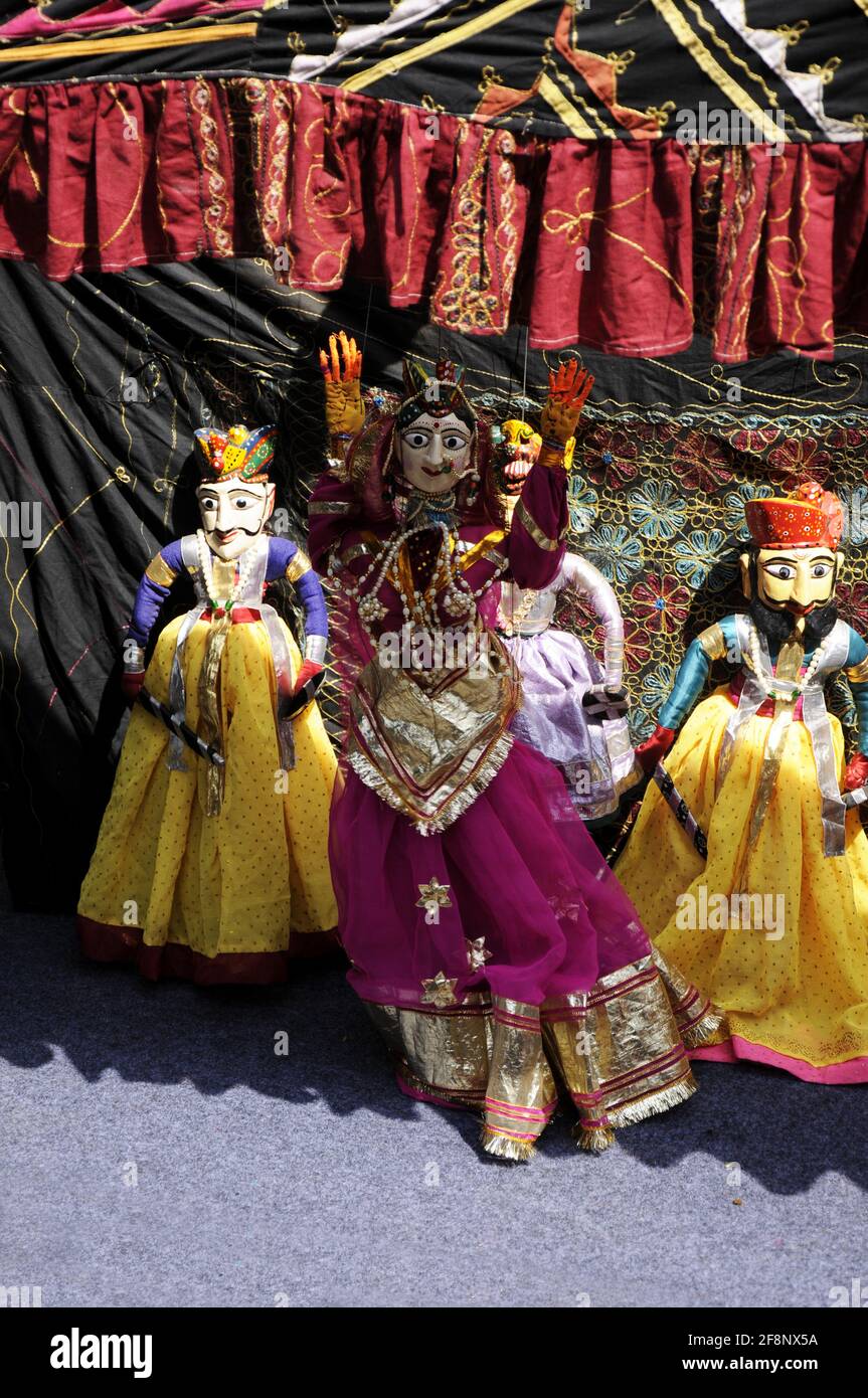 Coloridas muñecas de marionetas Rajasthani de Jaisalmer Traditional títeres shows in Rajasthan atracción turística Foto de stock