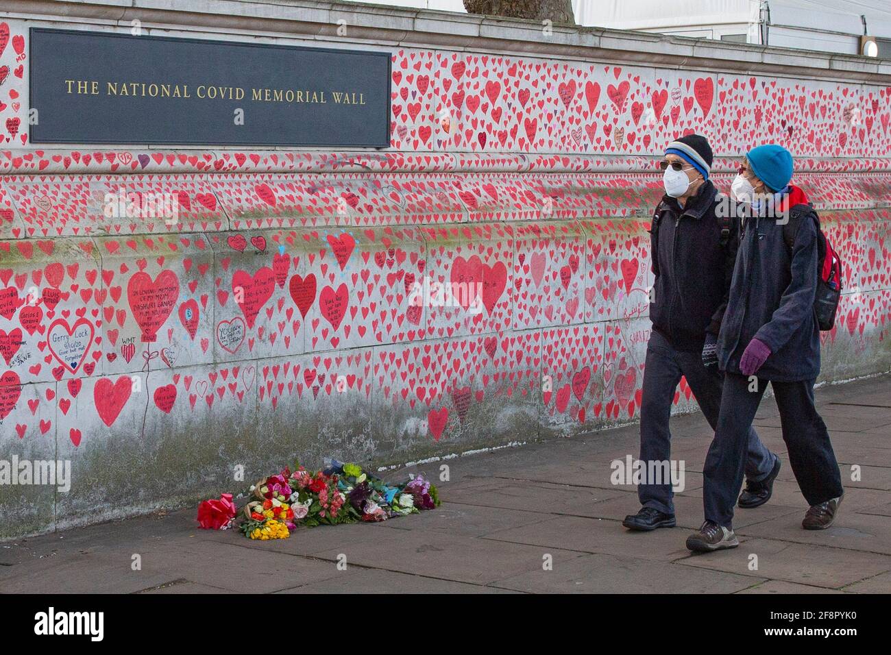 La gente pasa y escribe en el muro nacional de Covid, en Londres el 9th de abril de 2021 Foto de stock