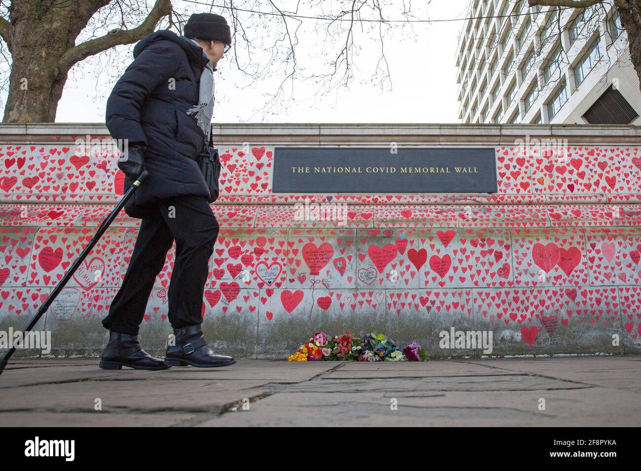 La gente pasa y escribe en el muro nacional de Covid, en Londres el 9th de abril de 2021 Foto de stock