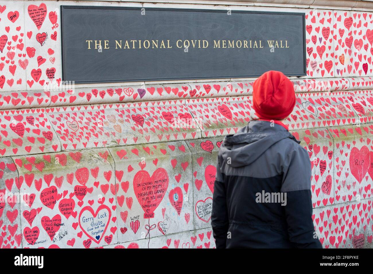 La gente pasa y escribe en el muro nacional de Covid, en Londres el 9th de abril de 2021 Foto de stock