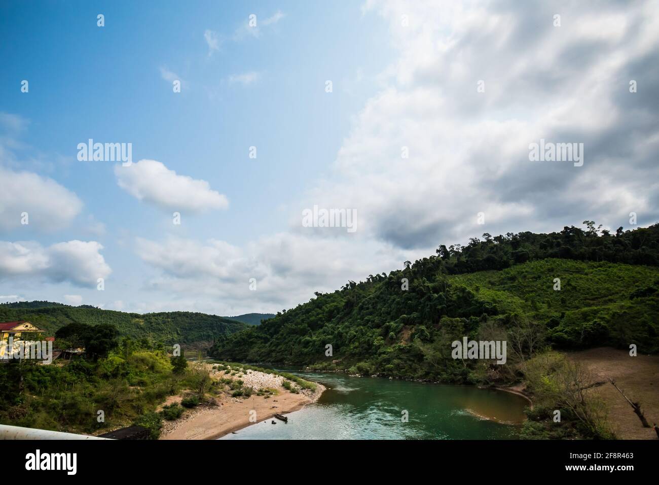 Hermoso paisaje verde vivo en el viaje desde el Parque Nacional Phong Nha  Ke Bang a Cua Lo en Vietnam. Foto del paisaje rural tomada en el sudeste  asiático Fotografía de stock -