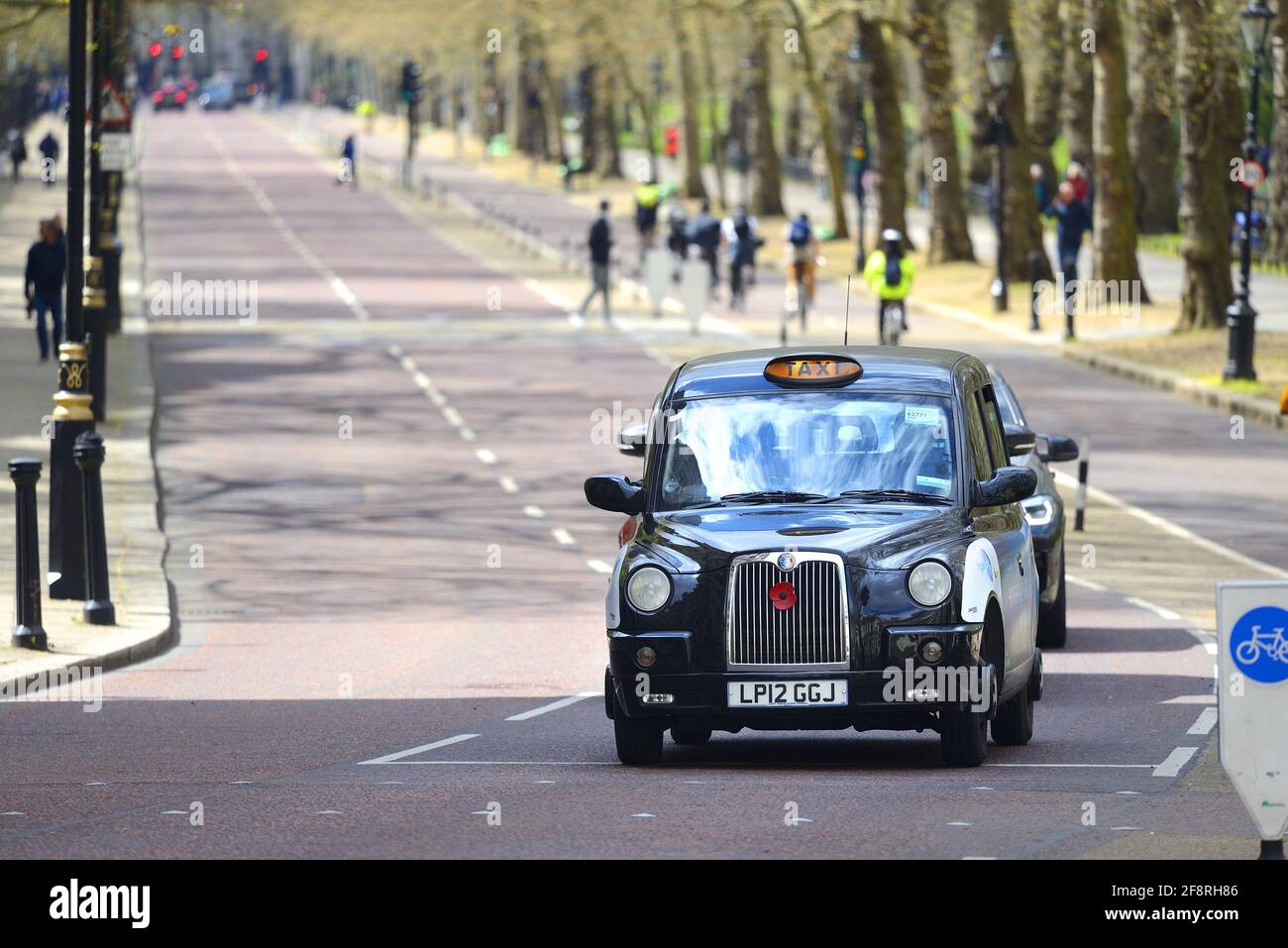 Londres, Inglaterra, Reino Unido. Taxi y ciclistas en Birdcage caminar por St James's Park Foto de stock