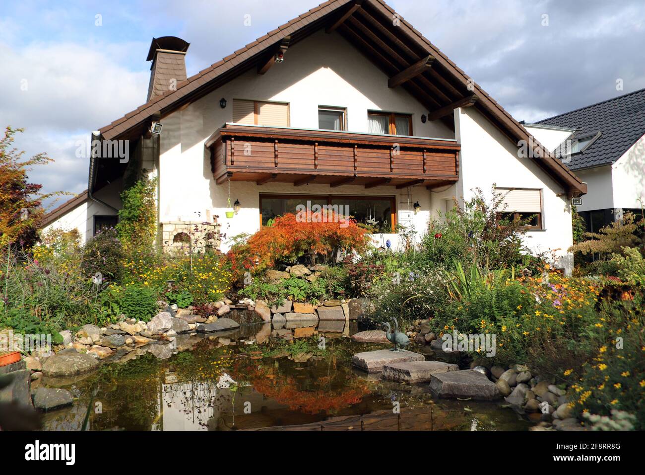 casa con jardín y estanque en otoño, Alemania, Renania del Norte-Westfalia Foto de stock