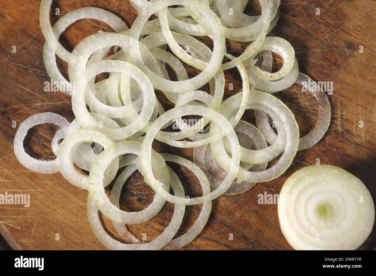 Cortar en rodajas una cebolla con un cortador de cebolla Fotografía de  stock - Alamy