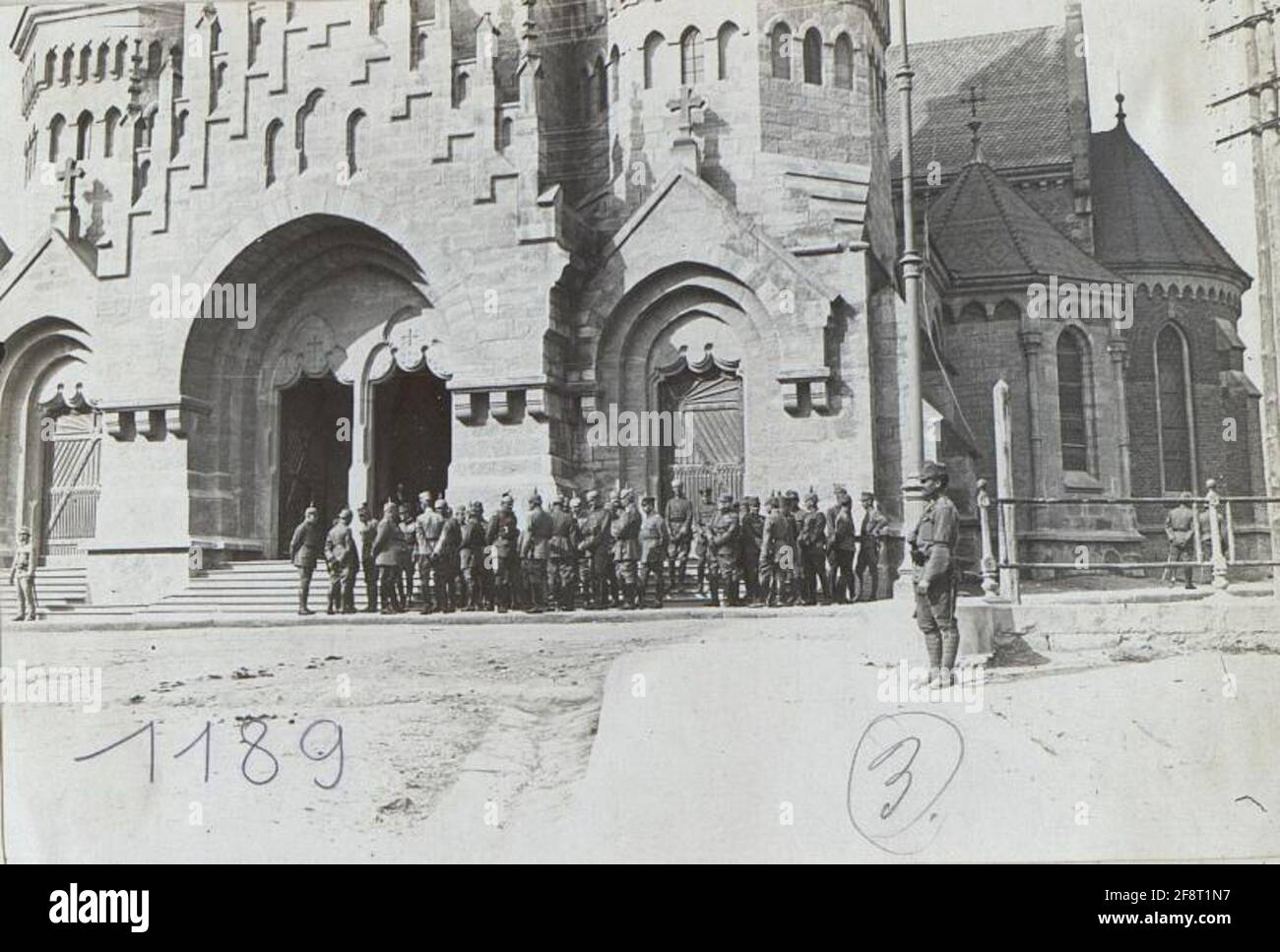 Rey Luis III.Cumpleaños, Grupo de Oficiales frente a la iglesia. . Foto de stock