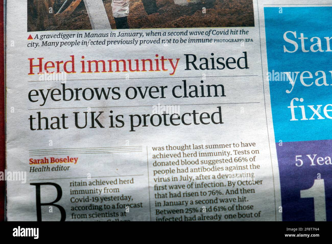 'La inmunidad de la manada elevó las cejas por encima de la afirmación de que el Reino Unido está protegido' Artículo principal del periódico Covid pandémico en Guardian London England Reino Unido 10 de abril de 2021 Foto de stock