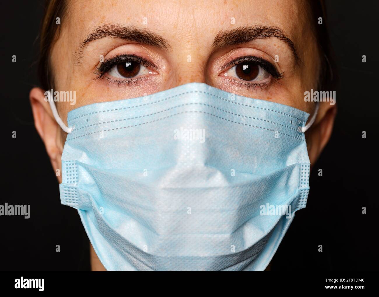 Mujer usando una máscara facial, Close Up Foto de stock