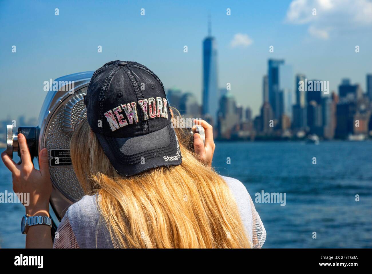 Binoculares en Ellis Island con vistas a Manhattan en la parte de atrás Nueva York Foto de stock