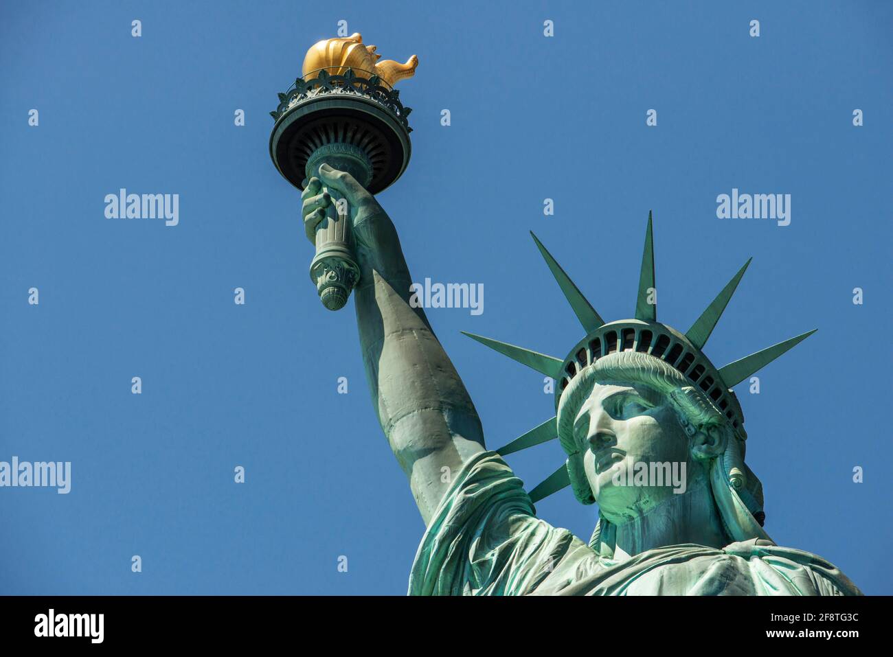 Estatua de la Libertad Nacional es una colosal escultura neoclásica Liberty Island en el puerto de Nueva York en el monumento a la ciudad de Nueva York Foto de stock