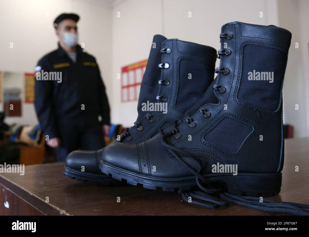 Sebastopol, Rusia. 15th de Abr de 2021. Las botas del ejército se ven en  una oficina de reclutamiento antes de la salida de los reclutas del  ejército para el servicio militar en