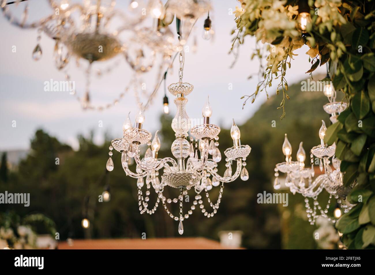 Candelabros de cristal con velas. Colgantes de vidrio en forma de bolas.  Decoración de una cena de boda con candelabros antiguos. Bombilla en forma  Fotografía de stock - Alamy