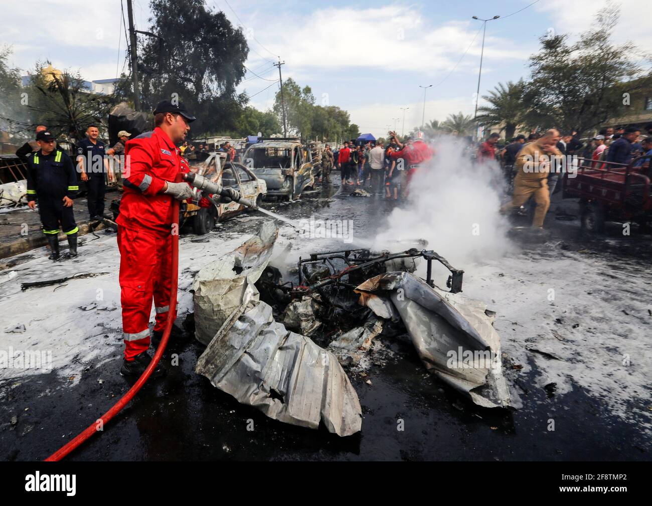 Un bombero inspecciona el lugar de un atentado con coche bomba en el distrito de la ciudad de Sadr en Bagdad, Irak, 15 de abril de 2021. REUTERS/Wissam al-Okili Foto de stock