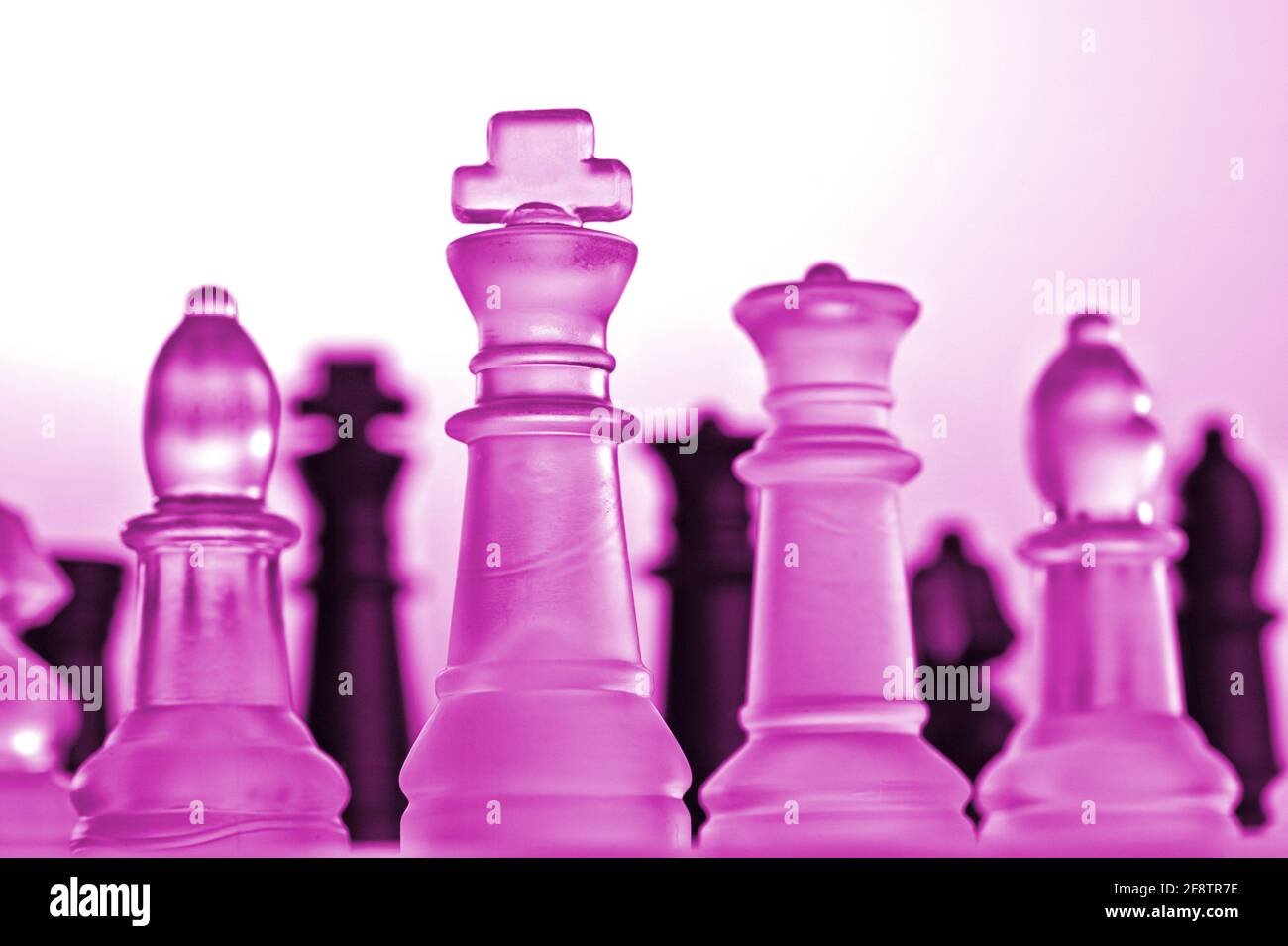 Alemania. 11th de Abr de 2021. Piezas de ajedrez simbólicas de un juego de  ajedrez hecho de vidrio con fondo neutro. Detalle de algunas figuras  blancas con un ambiente de luz rosa