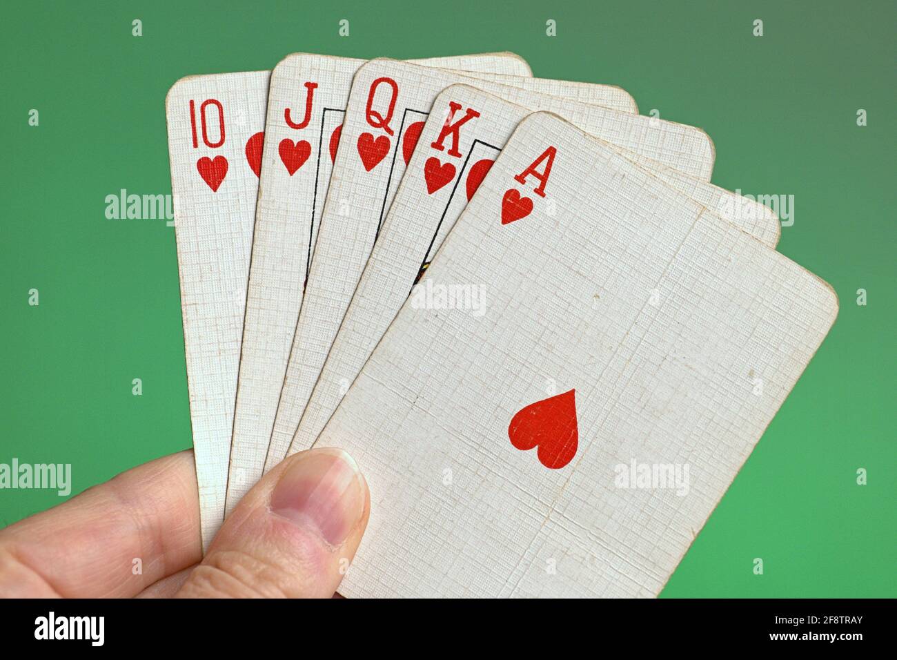 Alemania. 09th de Abr de 2021. Jugar cartas de una mano de póquer de un  viejo juego de cartas, mano francesa, con un rubor real, el rubor recto más  alto en el